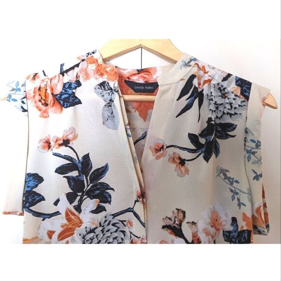 $5 Item! Brody Myles Floral Crepe Fabric Sleeveless Cuffed Top - SEE SIZE NOTES - Picture 5 of 6